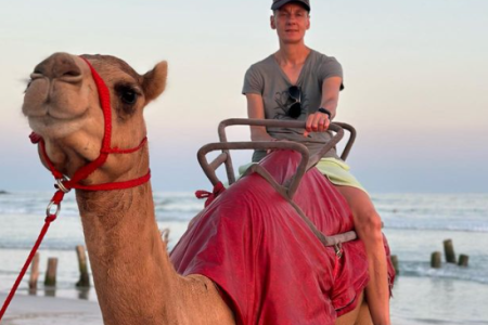Jazda na wielbłądach na plaży w Salalah